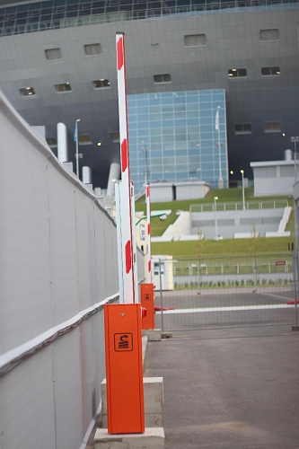 Шлагбаумы Фантом охраняют вход на стадион Санкт-Петербург